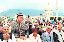 Union Minister for New and Renewable Energy and NC president Farooq Abdullah joins the Friday prayers at Hazratbal in Srinagar.