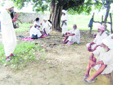 A folk artiste organises an ‘akhara’ under a tree near Chhapar village on Friday.