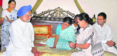 Prime Minister Manmohan Singh, UPA chairperson Sonia Gandhi and Congress general secretary Rahul Gandhi console Vijaya Lakshmi, the wife of YSR, in Hyderabad on Friday.