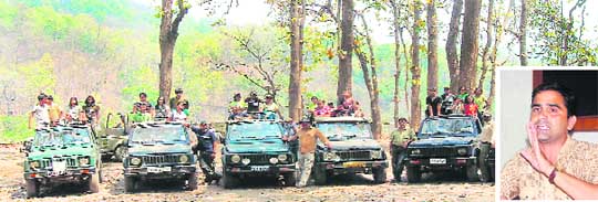 Gypsy operators lined up at Corbett National Park; and (inset) Deepak Bhatt, president, Uttarakhand Sahasik Paryatan Sangharash Samiti addresses mediapersons