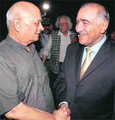 Former NSAs of India and Pakistan Brajesh Mishra (L) and Mahmud Ali Durrani shake hands in New Delhi on Saturday. 