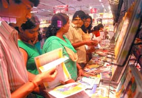 People throng a stall on the last day of Delhi Book Fair-2009 at Pragati Maidan in New Delhi