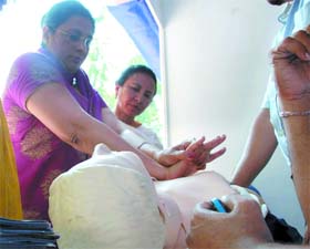 A lady doctor demonstrates how to save life during a heart attack, at 'BSNL dil ka darbar', a heart disease awareness programme held at MAMC College auditorium in New Delhi