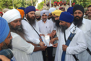 Baljeet Singh Daduwal and other hardliners submit a memorandum for the release of Daljit Singh Bittu and others to ADC Upjeet Singh Brar in Bathinda on Sunday. 