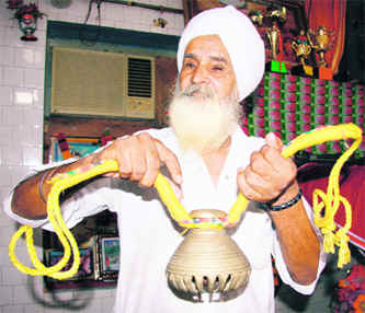 Bhai Gurchet Singh, 12th generation descendant of Bhai Roop Chandi with a holy relic