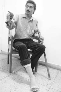 Victim Sonu Luthra shows his injured leg