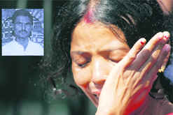 Kalpna, wife of Raju Darjee (inset), breaks down at a hospital in Ludhiana on Monday.