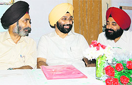 Sohinder Singh (centre), president, marketing, Nahar Spinning Mills Ltd, during the inaugural ceremony of the academic session at GGN Institute of Management and Technology in Ludhiana.