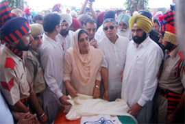 Rajinder Kaur Bhattal and other Congress leaders also paying respect to the leader; Near and dear ones mourn their loss.