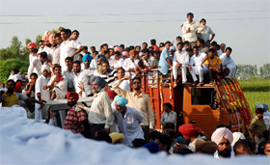 Thousands assembled at the village Sarai Naga in Muktsar district on Monday to pay tributes to the former chief minister of Punjab Harcharan Singh Brar, who breathed his last on Sunday.