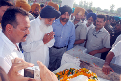 Punjab Chief Minister Parkash Singh Badal paying homage to the departed soul