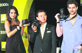 Bollywood actor Neil Nitin Mukesh (R) along with Hidehiko Tanaka, managing director, Nikon India, and a model at the launch of digital SLR cameras, Nikon D300s and D3000, in New Delhi on Wednesday.