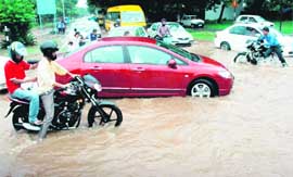 A four-wheeler breaks down due to waterlogging at the dividing road of Sectors 20 and 30, Chandigarh,