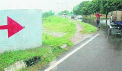 The diversion sign on the incomplete double-span bridge on NH-21 between Sectors 42 and 53.
