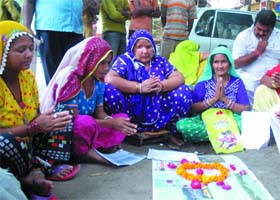 Relatives of victims of the Karol Bagh bomb blast pay tributes to their dead at the blast site in New Delhi
