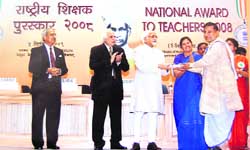 Vice-President Dr Hamid Ansari gives away the Rashtriya Sikshak Samman to acharya Om Prakash Bhatt in New Delhi