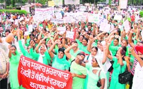 Health workers protest against the government in Ludhiana