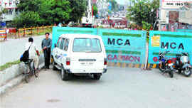 The Municipal Corporation blocks the entry of vehicles to the Bhandari bridge on the bus stand side in Amritsar.