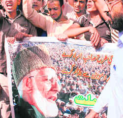 Supporters of APHC chairman Syed Ali Shah Geelani protest against the state government after Friday prayers in Srinagar, for putting Geelani under house arrest again.