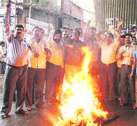 Beopar mandal activists burn the effigy of the government in Ludhiana on Friday.