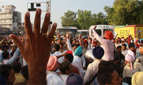 Demanding that the government schools  presently under Zila Parishads and Municipal Councils  be brought under the Education Department, Punjab, members of the ETT Teachers Union held up vehicular traffic outside the bus stand in Bathinda on Saturday. Earlier in the day, the union organised a protest rally in the city. The union has theatened that if the demand is not met, the effigies of the state government would be burnt at all district headquarters on October 1. 