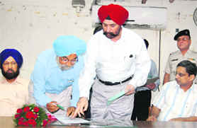 H.S. Brar (centre) taking oath in Ludhiana.
