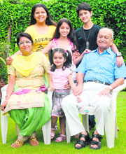(L-R) Promila Das with her grandchidren Aishwarya Wadhera, Muskan, Priyanshu, Janya and husband Ram Saran Das
