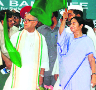 Union Railway Minister Mamata Banerjee and Union Finance Minister Pranab Mukherjee flag off the Sealdah-Ajmer Shrif Express in Kolkata on Saturday.