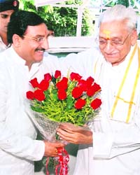 Chief Minister Ramesh Pokhriyal Nishank (left) with Ashok Singhal, president of the VHP, at CMs residence in Dehradun