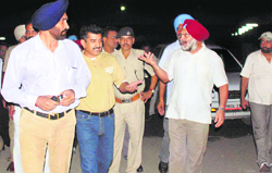 Railways officials argue with Excise and Taxation men at the Ludhiana railway station 