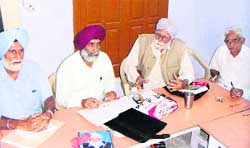 Comrade Jagit Singh Layalpuri addresses the party meeting at Doraha 