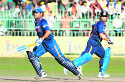 MS Dhoni (L) and Sachin Tendulkar run between wickets during the final at the R. Premadasa Stadium 