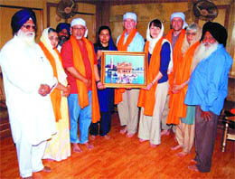 A delegation of the US Embassy being honuored by the SGPC in Amritsar.