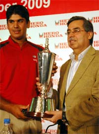 Hero Honda MD and CEO Pawan Munjal honours ace golfer Gaganjit Bhullar during a function of Hero Honda Indian Open Golf Tournament-2009 in Gurgaon