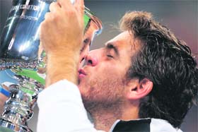 Del Potro halts Federers charge to a sixth consecutive title by beating the world no. 1 to clinch his first Grand Slam