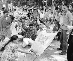 ITI students burn an effigy of the Punjab government in front of SDM office at Rajpura on Wednesday.
