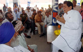 Mehar Mittal, a noted comedian of Punjabi movies, entertaining transporters during his visit to Bathinda on Thursday.