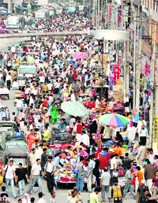 FESTIVITY REIGNS: A Srinagar market choc-a-block with shoppers ahead of Id-ul-Fitr on Thursday.