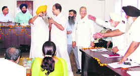 SAD councillor Harbhajan Singh Dang and Congress councillor Parminder Mehta argue during the MC house meeting in Ludhiana.