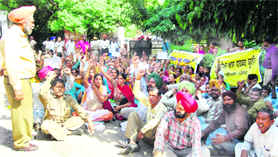ASHA workers, along with other trade union activists, stage a dharna at mini secretariat in Ludhiana on Thursday. 