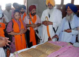 SS Khurana, Chairman, Railway Board, along with his wife and son having darshan of a handwritten Guru Granth Sahib at the Takht Sri Damdama Sahib in Talwandi Sahib on Sunday. Also seen in the picture is Balwant Singh Nandgarh, Jathedar of the Takht.