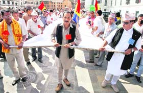 Nepal's former foreign minister Kamal Thapa (centre) and leaders of Nepal's National Democratic Party, the only party to openly support former King Gyanendra, lead a street march in Kathmandu
