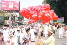 A balloon seller at Eidgah Dehradun on the occasion of Eid-ul-Fitr on Monday.