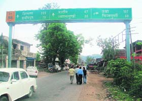 A misleading signboard installed at the national highway No 88 near Kangra bus stand by the National Highway Authority of India (NHAI) is putting tourists to a lot of inconvenience