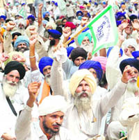 Farmers from Punjab, under the banner of Bharatiya Kisan Union, during a protest demanding review of paddy MSP hike and regularisation of water distribution in their state, in New Delhi on Tuesday. 