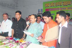 Former CM Major-Gen BC Khanduri (retd) administers the oath to office-bearers of the student council of DAV (PG) College in Dehradun on Wednesday.