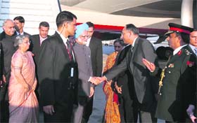 Prime Minister Manmohan Singh arrives at the Frankfurt Airport, on the way to Pittsburg, to attend the G-20 Summit