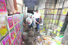 Health officials seize 6,8350 litres of edible oil from an unlicensed godown in Ludhiana. A Tribune photograph