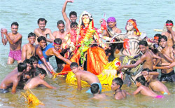 Devotees immerse Goddess Durga idol in Sutlej at Ludhiana 