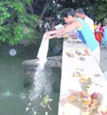 Devotees throw elements of Sanjhi in Bathinda branch of Sirhind Canal at Jandali Bridge near Ahmedgarh